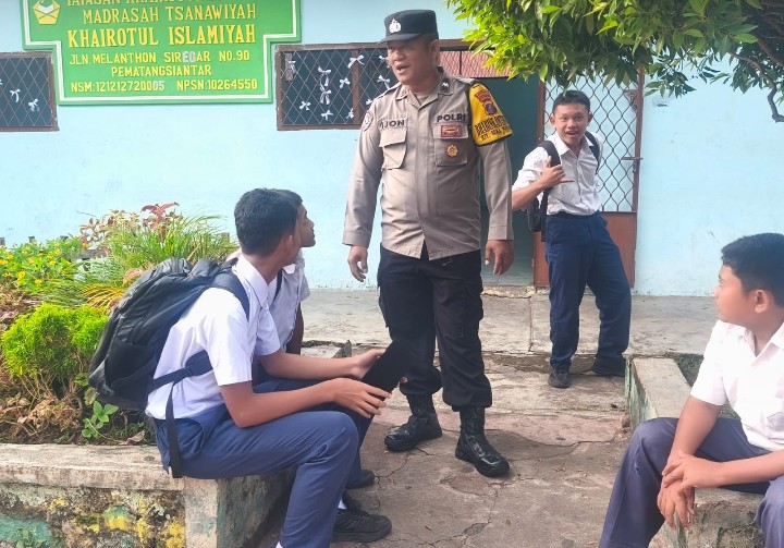 Bhabinkamtibmas Polsek Siantar Marihat Sambang di Sekolah MTS Khoirottul Islamiyah.