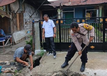 Polsek Siantar Utara Gotong Royong Bersama Warga di Jalan Bah Biak Kiri.
