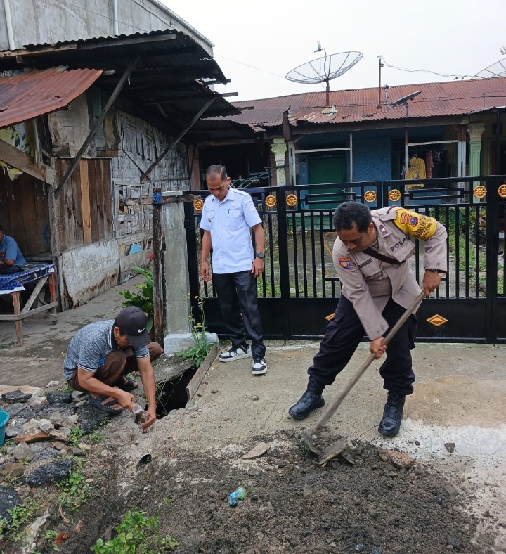 Polsek Siantar Utara Gotong Royong Bersama Warga di Jalan Bah Biak Kiri.