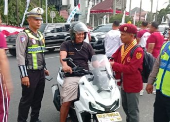 Sambut HUT Kemerdekaan Ke - 81 RI , Polres Pematangsiantar Bagikan Bendera Merah Putih Kepada Masyarakat.