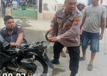 Gerak Cepat Bhabinkamtibmas Polsek Perdagangan Bantu Padamkan Motor Pelajar Yang Terbakar.