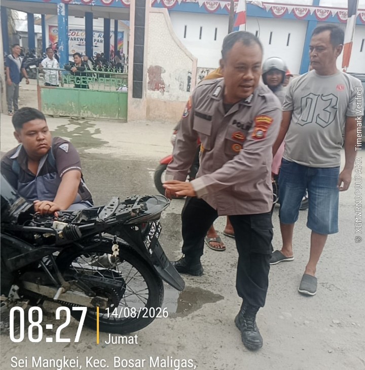 Gerak Cepat Bhabinkamtibmas Polsek Perdagangan Bantu Padamkan Motor Pelajar Yang Terbakar.