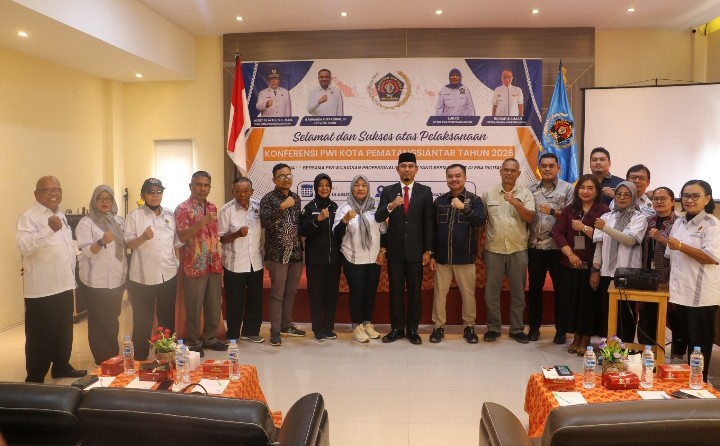 Wali Kota Wesly Silalahi, SH, MKn Diwakili Asisten Perekonomian dan Pembangunan Subrata Nata Lumbantobing, SSTP, MSP Hadiri Pembukaan Konferensi VIII PWI Kota Pematangsiantar Tahun 2026.