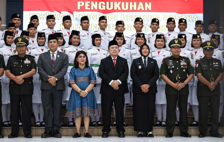 Walikota Pematangsiantar Wesly Silalahi, SH, MKn & Forkopimda Beserta Peserta Paskibra Foto Bersama Seusai Pengukuhan Paskib Kota Pematangsiantar Tahun 2026.