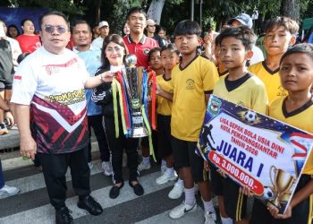 Wali Kota Pematangsiantar Wesly Silalahi, SH, MKn Bersama Forkopimda Serahkan Hadiah Kepada Pemenang Fun Run Merah Putih 8,1K dan Pekan Olahraga Merah Putih, di arena Car Free Day (CFD).