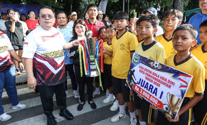 Wali Kota Pematangsiantar Wesly Silalahi, SH, MKn Bersama Forkopimda Serahkan Hadiah Kepada Pemenang Fun Run Merah Putih 8,1K dan Pekan Olahraga Merah Putih, di arena Car Free Day (CFD).