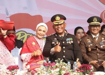 Kompak Dampingi Sang Suami, Ketua Bhayangkari Simalungun Hadir Penuh Kehangatan di Upacara HUT Ke - 81 RI.