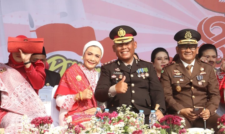 Kompak Dampingi Sang Suami, Ketua Bhayangkari Simalungun Hadir Penuh Kehangatan di Upacara HUT Ke - 81 RI.