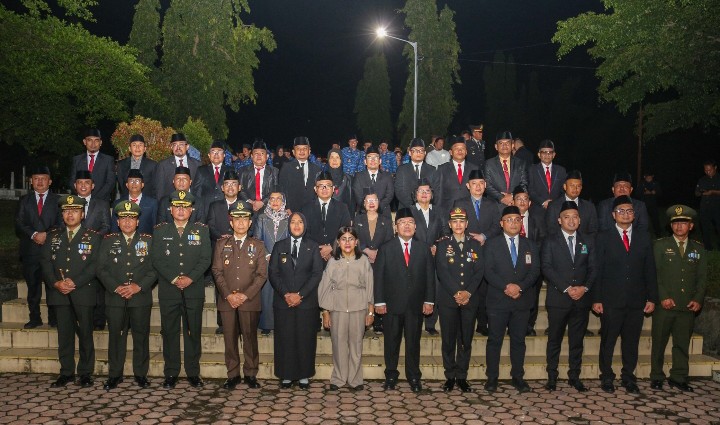 Wali Kota Pematangsiantar Wesly Silalahi, SH, MKn Bersama Forkopimda Plus Kota Pematangsiantar & Kabupaten Simalungun Hadiri Apel Kehormatan dan Malam Renungan Suci Dalam Rangka Peringatan HUT Ke - 81 Kemerdekaan RI di Taman Makam Pahlawan.