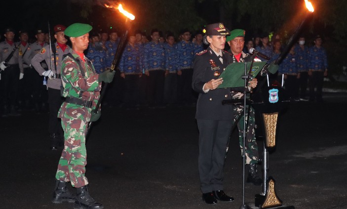 Kapolres Pematangsiantar Pimpin Apel Kehormatan dan Renungan Suci HUT Ke - 81 RI di Taman Makam Pahlawan.