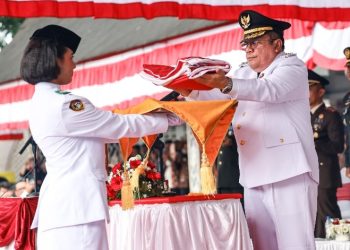 Wali Kota Pematangsiantar Wesly Silalahi, SH, MKn Inspektur Upacara Peringatan Detik - detik Proklamasi, Syalomita Jessica Hasayangan Pardede Bawa Baki Bendera Merah Putih.