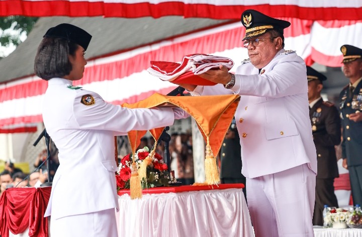 Wali Kota Pematangsiantar Wesly Silalahi, SH, MKn Inspektur Upacara Peringatan Detik - detik Proklamasi, Syalomita Jessica Hasayangan Pardede Bawa Baki Bendera Merah Putih.