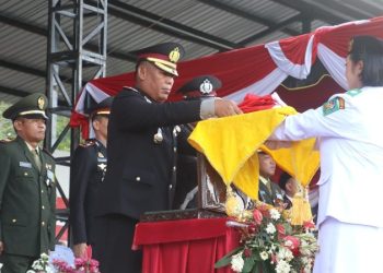 Diiringi Senja, Kapolres Simalungun Pimpin Aubade dan Penurunan Bendera Merah Putih HUT RI Ke - 81.