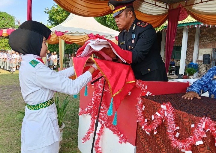 Merah Putih Diturunkan Dengan Khidmat, Polsek Bandar Huluan Pastikan Upacara HUT RI Ke - 81 Berlangsung Aman.