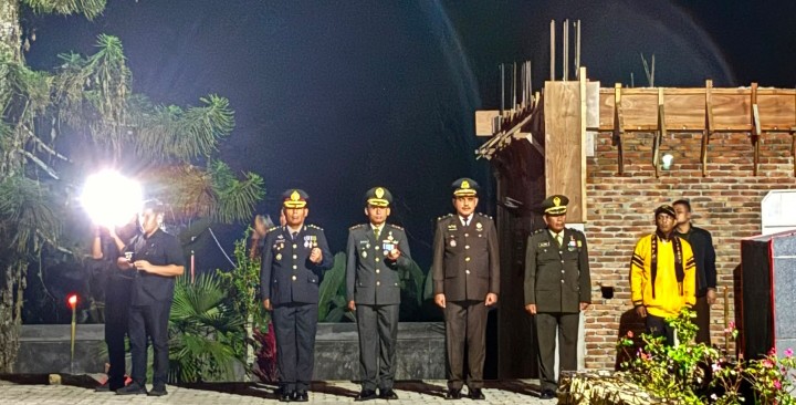 Hening di Tengah Malam, Kapolres Simalungun Beri Penghormatan Untuk Pahlawan Tuan Rondahaim Jelang HUT RI Ke - 81.