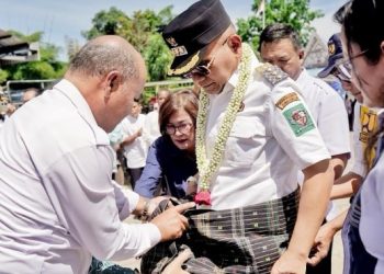 Bupati Simalungun Dr. H. Anton Achmad Saragih di Sematkan Oleh Tokoh Masyarakat Ulos Pamotting Saat Tiba di Kecamatan Dolok Masagal.