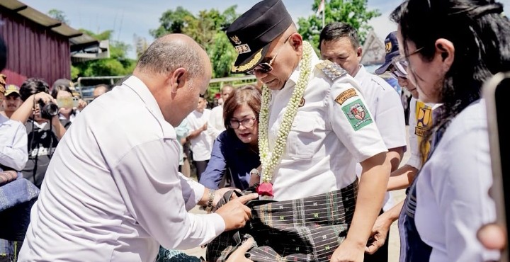 Bupati Simalungun Dr. H. Anton Achmad Saragih di Sematkan Oleh Tokoh Masyarakat Ulos Pamotting Saat Tiba di Kecamatan Dolok Masagal.