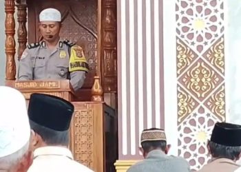 Jadi Khatib Jumat, Bhabinkamtibmas Polsek Bosar Maligas Ajak Jamaah Jaga Kedamaian, Persaudaraan & Toleransi.