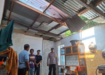 Bhabinkamtibmas Polsek Siantar Utara Cek Rumah Warga Rusak Diterjang Angin Kencang.