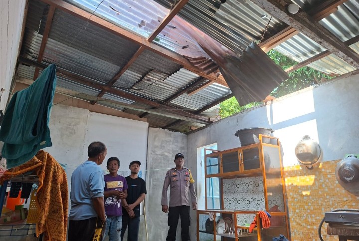 Bhabinkamtibmas Polsek Siantar Utara Cek Rumah Warga Rusak Diterjang Angin Kencang.