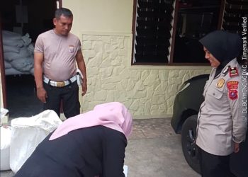 Kapolsek Siantar Selatan Kawal Petani Binaan Jual Jagung Ke Bulog.