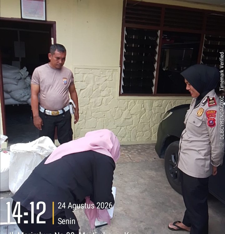 Kapolsek Siantar Selatan Kawal Petani Binaan Jual Jagung Ke Bulog.