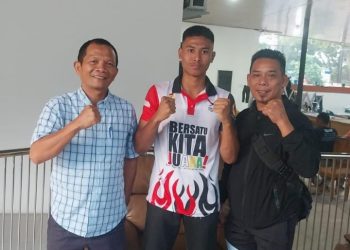 Ketua Pencab Tarung Derajad Kota Pematangsiantar Ir. Daud Simanjuntak, MM Bersama Dengan Pelatih Charles Sormin Foto Bersama Sebelum Memberangkatkan Atlit Tarung Derajad Antar Pelajar Zidan Arya Maulana ke Surabaya.