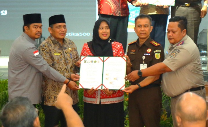 Wakil Wali Kota Herlina Hadiri Penandatanganan Nota Kesepahaman MoU & Perjanjian Kerja Sama tentang Percepatan Pendaftaran Tanah Wakaf.