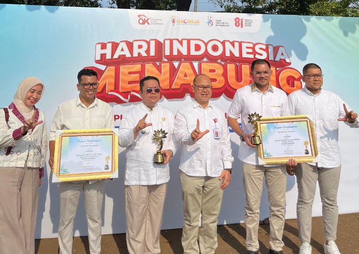 Wali Kota Pematangsiantar Wesly Silalahi, SH, MKn Terima Penghargaan Atas Pencapaian Wilayah Implementasi KEJAR Terbaik Subkategori Kota/Kabupaten Regional Sumatera Yang Diserahkan Ketua Dewan Komisioner OJK Friderica Widyasari Dewi.