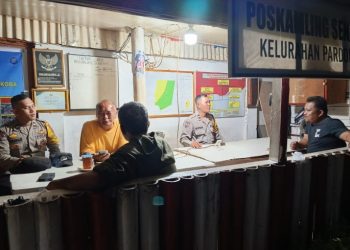 Bhabinkamtibmas Polsek Siantar Timur Laksanakan SALING di Pos Satkamling Jalan Senangin.