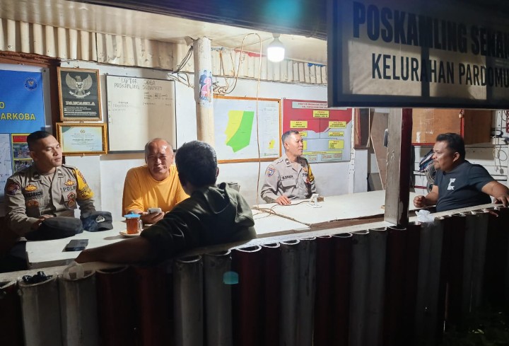 Bhabinkamtibmas Polsek Siantar Timur Laksanakan SALING di Pos Satkamling Jalan Senangin.