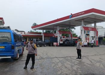 Polsek Siantar Utara Montoring & Gatur Lalin Distribusi BBM di SPBU Wilkumya.
