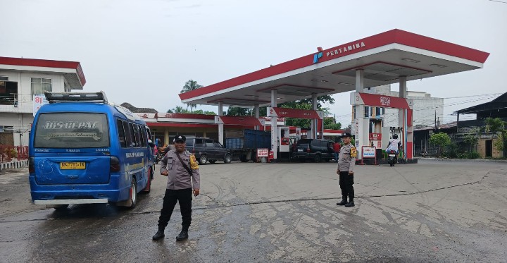 Polsek Siantar Utara Montoring & Gatur Lalin Distribusi BBM di SPBU Wilkumya.
