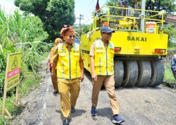 Bupati Simalungun Tinjau Pengaspalan Ruas di Kecamatan Gunung Maligas, Pastikan Infrastruktur Berkualitas.