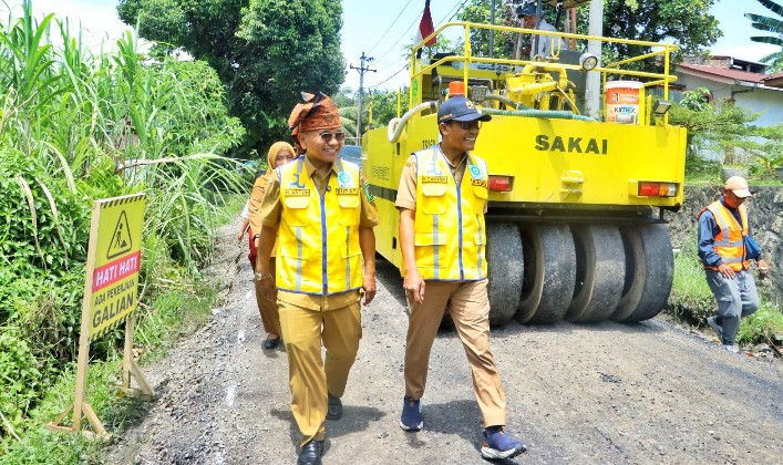Bupati Simalungun Tinjau Pengaspalan Ruas di Kecamatan Gunung Maligas, Pastikan Infrastruktur Berkualitas.