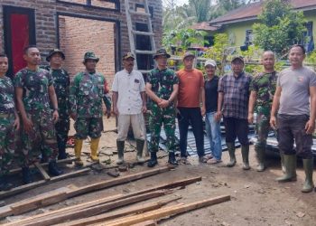 Bahu Membahu, Bhabinkamtibmas Polsek Dolok Batunanggar Bersama Koramil Gotong Royong Perbaiki Rumah Korban Angin Puting Beliung.