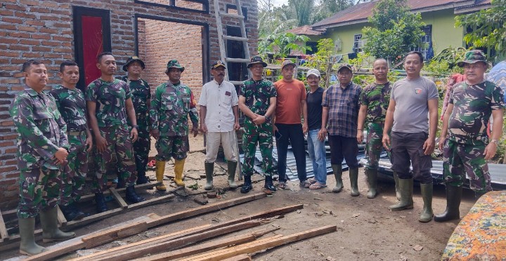 Bahu Membahu, Bhabinkamtibmas Polsek Dolok Batunanggar Bersama Koramil Gotong Royong Perbaiki Rumah Korban Angin Puting Beliung.