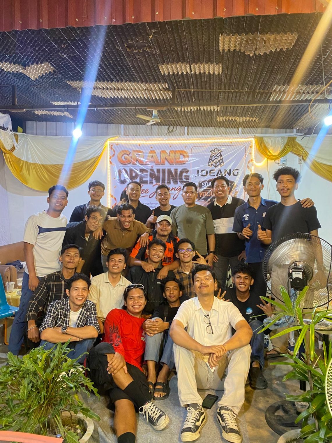 Pebisnis Muda Azril Arifin Siregar Foto Bersama Saat Buka Cabang Kedua Coffee Joeang.