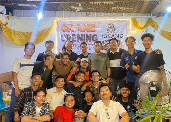 Pebisnis Muda Azril Arifin Siregar Foto Bersama Saat Buka Cabang Kedua Coffee Joeang.