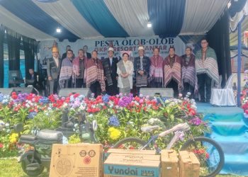 Pimpinan & Anggota DPRD Siantar Foto Bersama Dengan Panitia Pesta Olob-olob GKPS Siantar II.