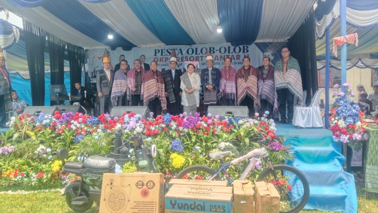 Pimpinan & Anggota DPRD Siantar Foto Bersama Dengan Panitia Pesta Olob-olob GKPS Siantar II.