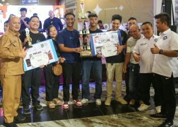 Wali Kota Pematangsiantar Wesly Silalahi, SH, MKn Diwakili Asisten Bidang Pemerintahan dan Kesejahteraan Rakyat Fidelis Edy Suranta Sembiring, SSTP, MSi Serahkan Piala juara 1 Wali Kota Cup I Tahun 2026 Festival Band Rohani Tingkat Kota Pematangsiantar.
