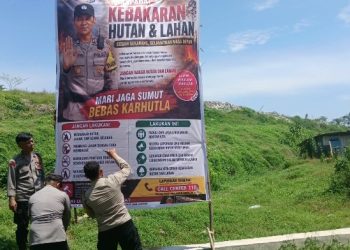 Polsek Siantar Martoba Pasang Spanduk Waspada Karhutla di Jalan Rondahim.