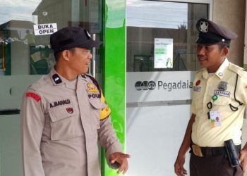 Bhabinkamtibmas Polsek Sianțar Marihat Sambang Kamtibmas di Kantor Pegadaian Jalan D.I. Panjaitan.