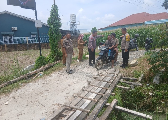 Respon Keluhan Warganya, Kapolsek Siantar Marihat Cek Jembatan Rusak di Gang Manunggal.