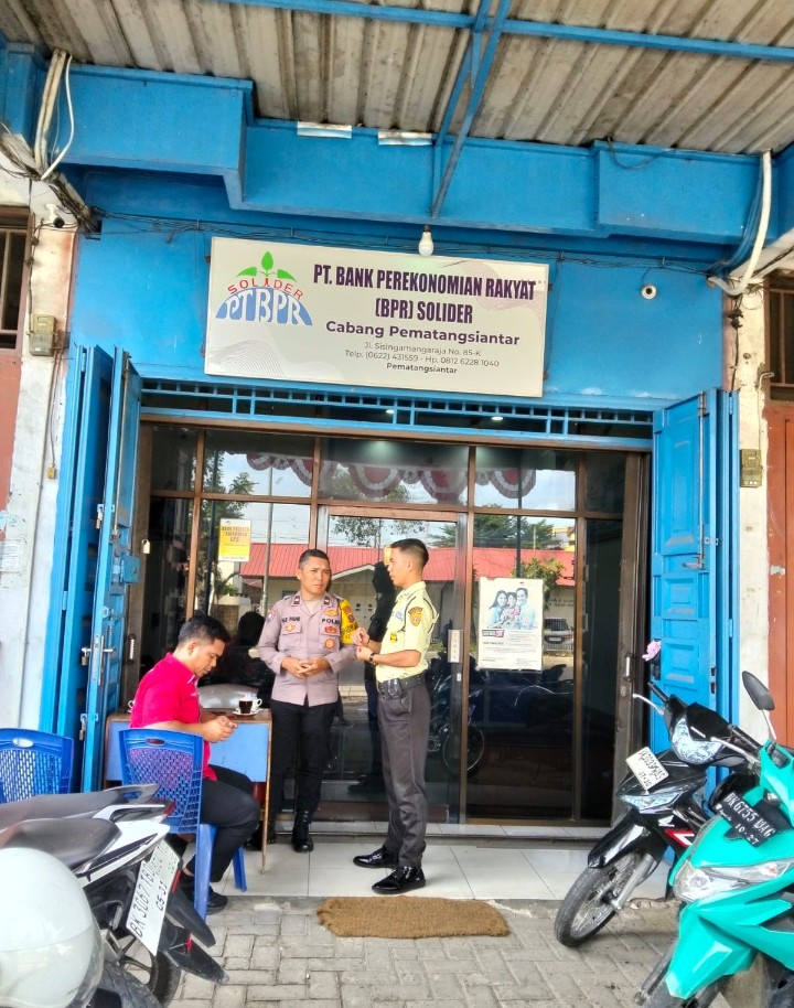 Jalin Silaturahmi,Bhabinkamtibmas Polsek Siantar Utara Sambang Kamtibmas di Kantor BPR.
