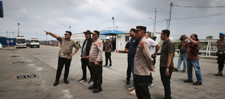 Kapolres Simalungun Turun Langsung Pimpin Penanganan Kebakaran Pabrik PT Evyap Sabun Indonesia di KEK Sei Mangkei, Tiga Pekerja Las Meninggal Dunia.