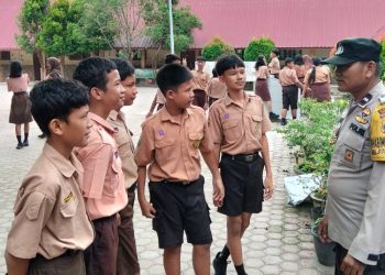 Sampaikan Pesan Kamtibmas Polsek Siantar Timur Sambang di UPTD SMPN 1 Jalan Merdeka.
