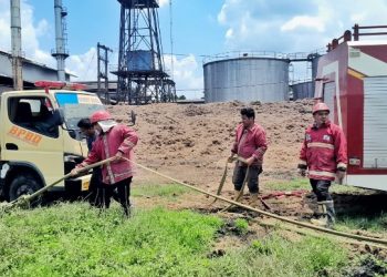 BPBD Simalungun Turunkan Armada Damkar Bantu Padamkan Kebakaran Kolam Limbah PKS PTPN IV Kebun Dolok Ilir.