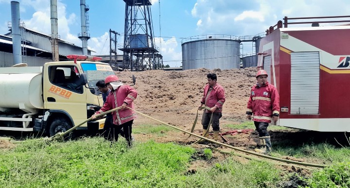 BPBD Simalungun Turunkan Armada Damkar Bantu Padamkan Kebakaran Kolam Limbah PKS PTPN IV Kebun Dolok Ilir.
